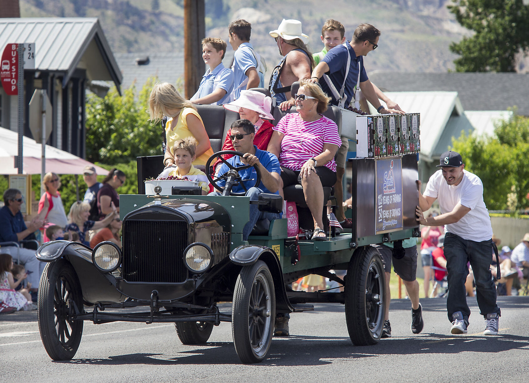 210615-newslocal-festivalparade 05.jpg